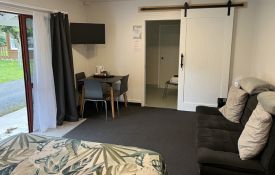 Queen/Single Ensuite - lounge area